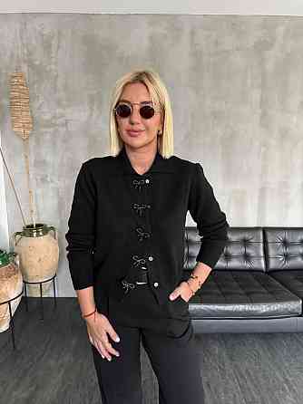 Жіночий укорочений кардиган із декоративними застібками у формі бантиків машинне в'язання Чорний Одеса