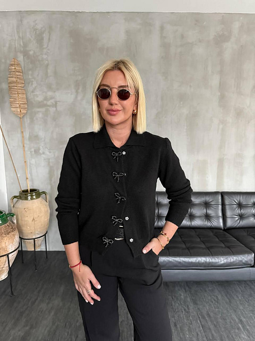 Жіночий укорочений кардиган із декоративними застібками у формі бантиків машинне в'язання Чорний Одеса - фото 6