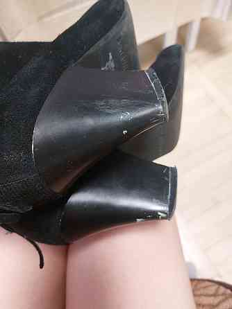 Женские ботинки короткие замшевые Б/У 38 черный Киев