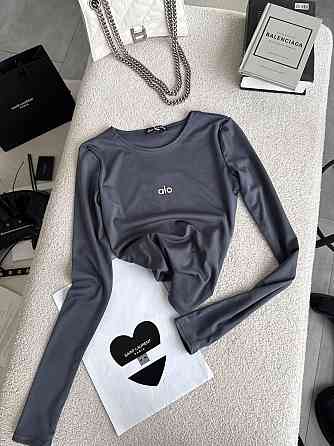 Стильний жіночий базовий лонгслів із написом і вирізом під пальчик мікродайвінг Графіт Одеса