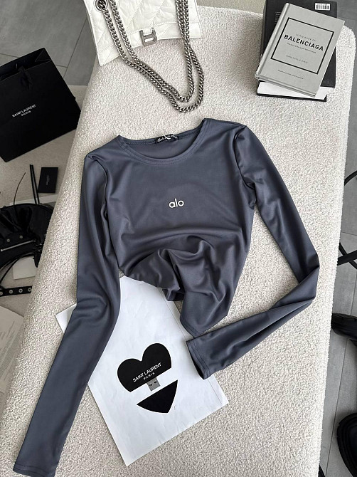 Стильный женский базовый лонгслив с надписью и вырезом под пальчик микродайвинг Графит Одесса - изображение 5