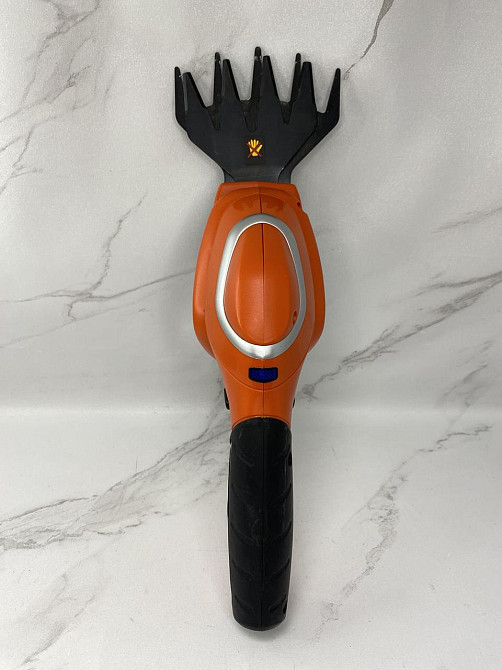 Б/в Аккумуляторные универсальные садовые ножницы-кусторез BLACK+DECKER GSL700KIT Киев - изображение 2