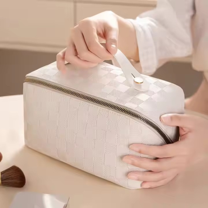 Косметичка на молнии из искусственной кожи, дорожная, белая Каменец-Подольский - изображение 3