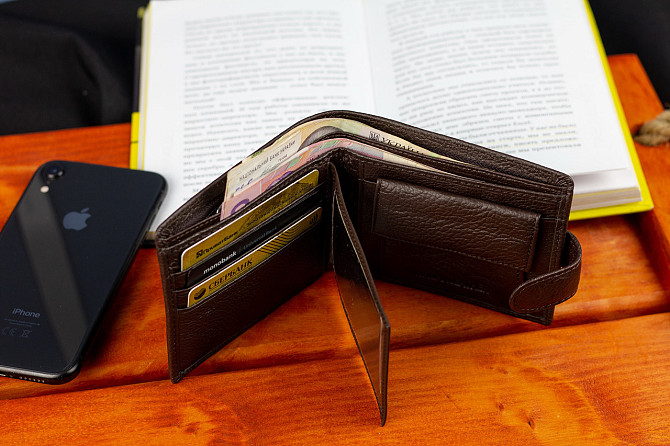 Коричневе чоловіче портмоне з натуральної шкіри з фіксацією ST Leather ST103 Київ - фото 9