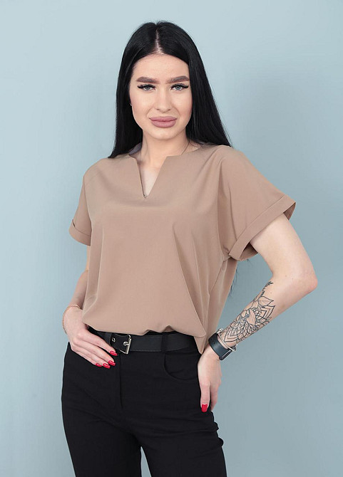 Женская блузка с вырезом и коротким рукавом 