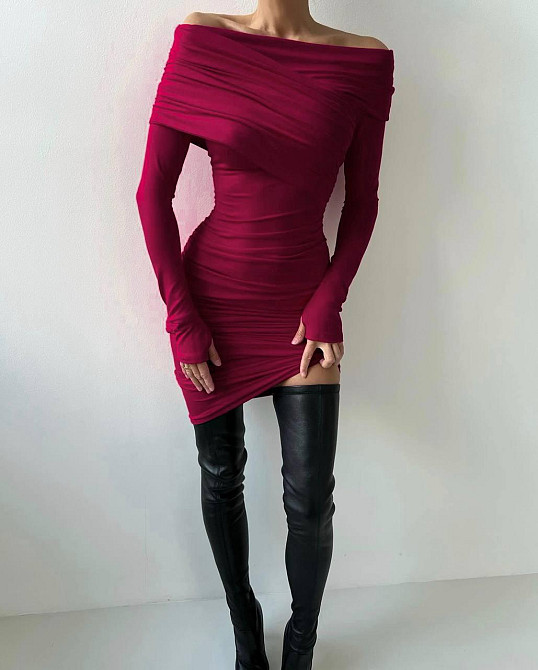 Женское силуэтное платье трансформер с открытыми плечами трикотаж Марсала Одесса - изображение 8
