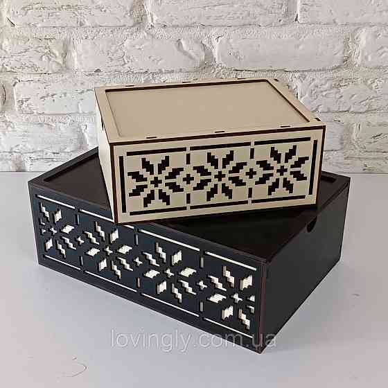 Подарункова коробка  чорного кольору з орнаментом 21/16/8 см Ірпінь