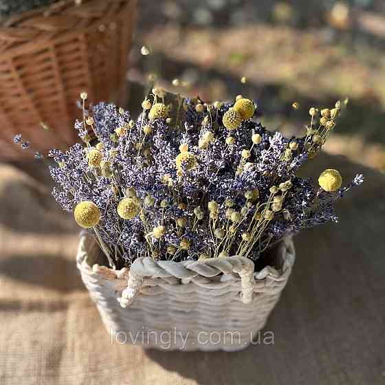 Композиция из цветов лаванды и льна в плетеной корзинке. Ирпень