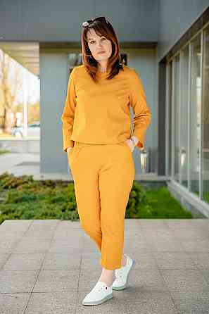Костюм женский брючный, горчичный, лен стрейч р. 52/54 ( комплект брюки + кофта ), топ Крохатушка одяг Киев