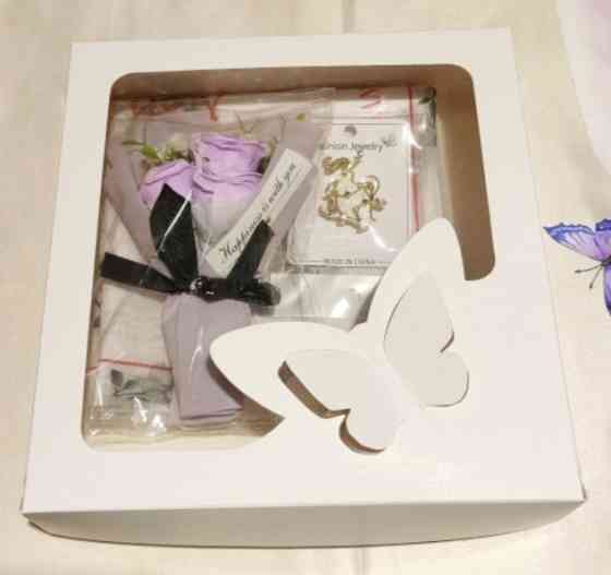 Набір подарунковий: шарф з магнітною застібкою, мило-букет і брошка знак зодіаку в подарунковій коробці Сміла