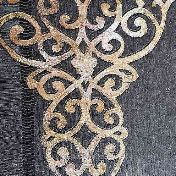 Шпалери метрові вінілові на флізелін 24 Carati Cristiana Masi вензель великий структурний золотом на чорному Київ