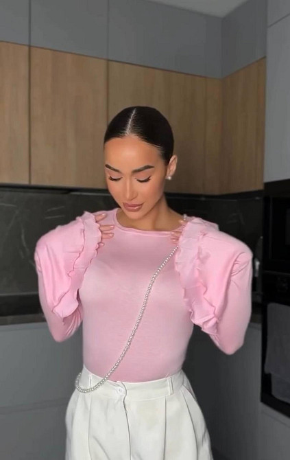 Женский лонгслив с акцентными воланами на рукавах плотная вискоза Розовый Одесса - изображение 3