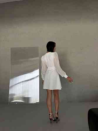 Жіноча елегантна сукня з асиметричним ефектним вирізом і шифоновими рукавами костюмка Білий, 46 Одеса