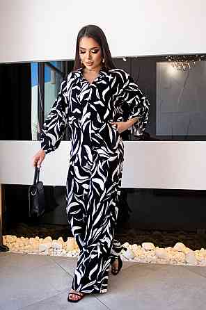 Свободный костюм с вырезом на спине 