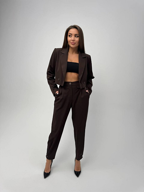 Женский базовый брючный костюм: укороченный пиджак и брюки креп-костюмка + подкладка Одесса - изображение 1