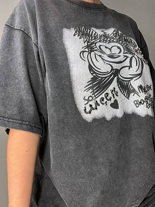 Футболка жіноча A-N 25008 оверсайз подовжена варена тай дай принт Міккі маус попереду з камінчиками one size, чорний, one size Київ - фото 18