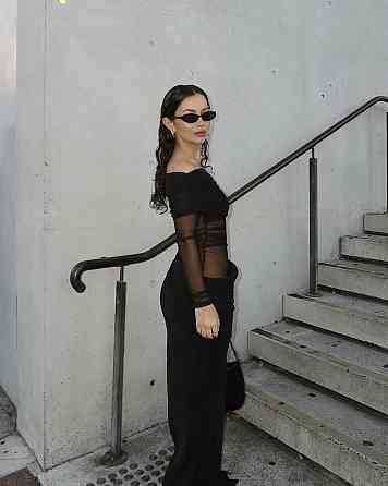 Жіноча елегантна приваблива максі- сукня з відкритими плечима Одеса