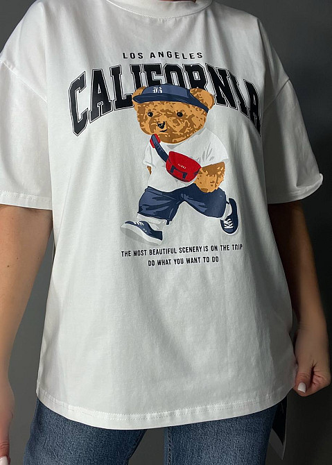 Футболка жіноча 25125 A-N оверсайз подовжена вільний крій з принтом ведмедик напис CALIFORNIA one size, білий, one size Київ - фото 13