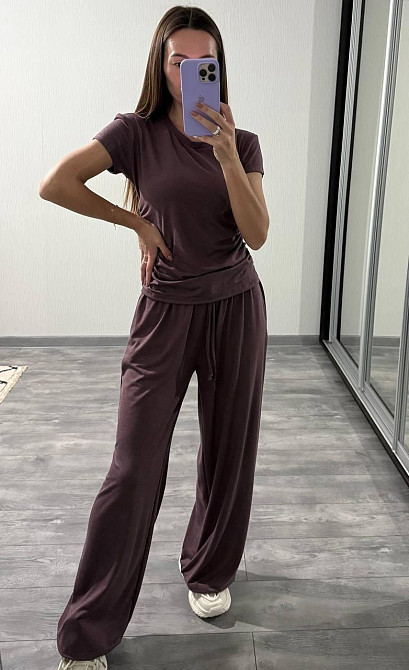 Жіночий прогулянковий оверсайз костюм-двійка: футболка та штани віскоза Шоколад Одеса - фото 7
