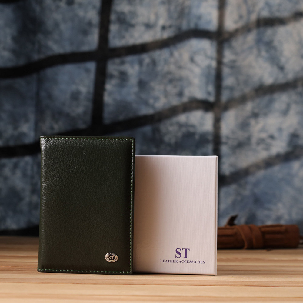 Практичная обложка на паспорт универсального формата из натуральной кожи ST Leather 23081 Зеленый Киев - изображение 10