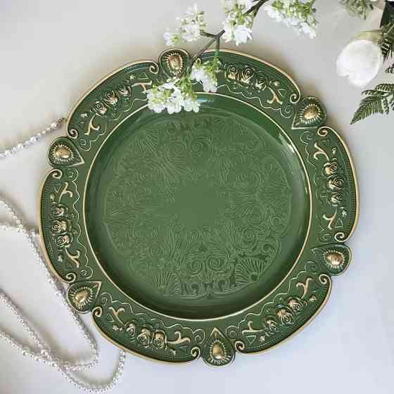 Тарелка пластиковая круглая, для сервировки стола 33 см подставная, обеденная, многоразовая,зелёная с золотистым узором Каменец-Подольский