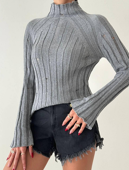 Женский базовый свитер с оригинальной вязкой универсального кроя Серый Одесса - изображение 1