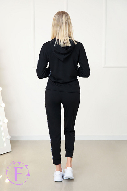 Повседневный женский костюм из трикотажа 