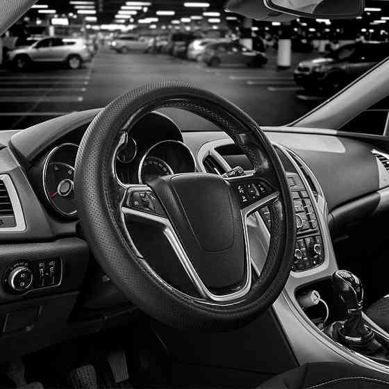Чехол на руль Carlife 37-39см, кожа, черный, белая резина, один шов, перфорированный SW341M Львов