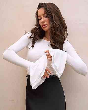 Женский лонгслив с акцентными воланами на рукавах плотная вискоза Одесса