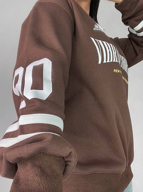 Свитшот женский A-N 25047 оверсайз вырез поло с надписью впереди one size коричневый, коричневый, one size Киев - изображение 13