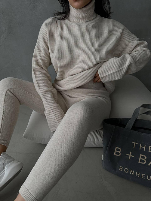 Женский прогулочный оверсайз костюм: свитер в рубчик оверсайз и лосины с эффектом утяжки вязка Беж Одесса - изображение 9