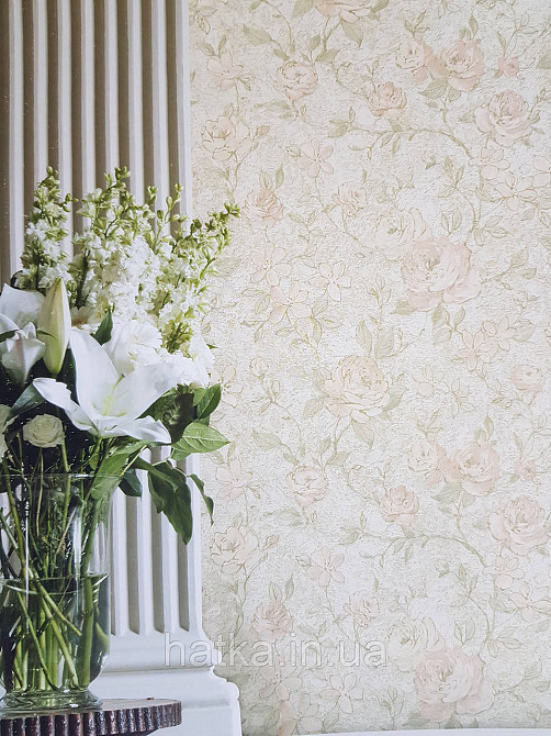 Шпалери вінілові на флізеліні Grandeco Anastasia метрові квіти троянди структурні червоні із золотом на білому Київ - фото 1