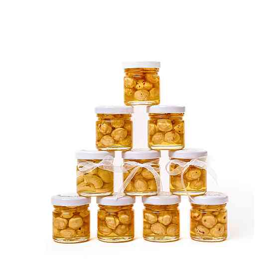 Свадебные бонбоньерки для гостей от жениха и невесты с медом и фундуком. 