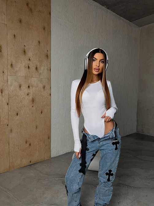 Жіноче зручне базове боді з розрізом під пальчик мікродайвінг Білий Одеса - фото 3