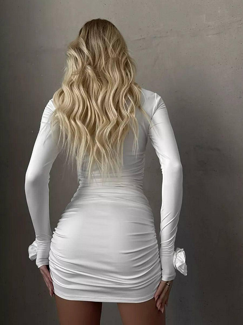 Женское облегающее праздничное мини платье с розами на рукавах микродайвинг Белый, 44/46 Одесса - изображение 4