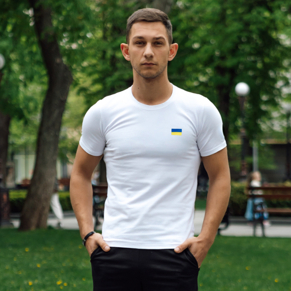 Чоловіча патріотична футболка літня з прапором України на грудях з українською символікою бавовна біла Одеса - фото 1