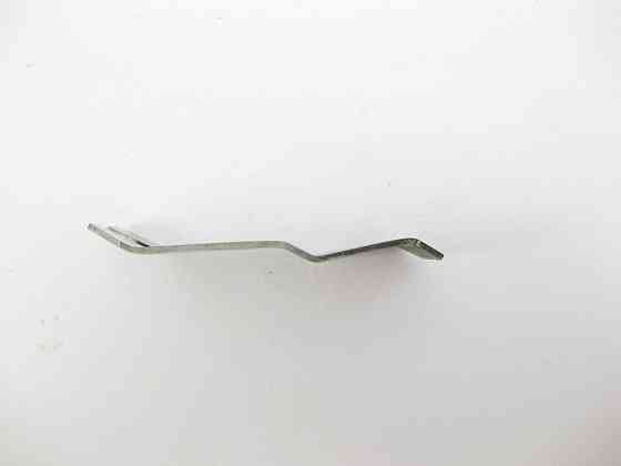 Mercedes-Benz  A1409930415 Пружинна пластина - тримач захисту роз'єму АКП W202 W203 W204 S-Class W220 E-Class W210 W211 W212 C207 CLS 219 Vito Sp Одесса