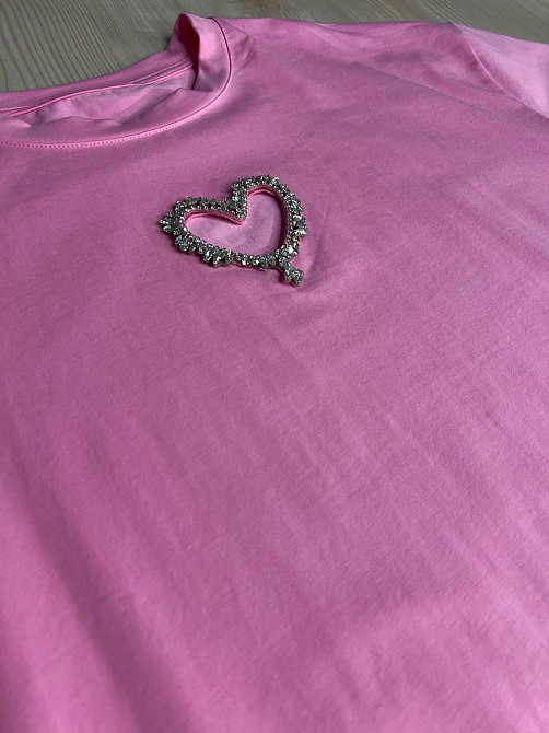 Футболка женская A-N 27009 оверсайз с вырезом в форме сердца с камнями, розовый, one size Киев - изображение 10