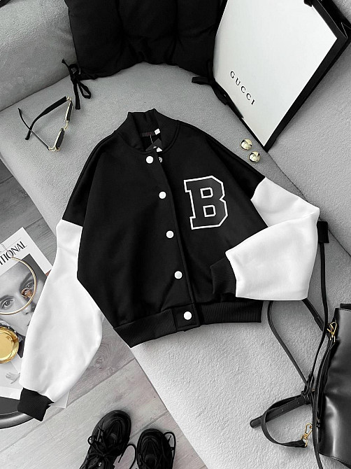 Женский теплый укороченный оверсайз бомбер на кнопках трехнитка на флисе Одесса - изображение 9