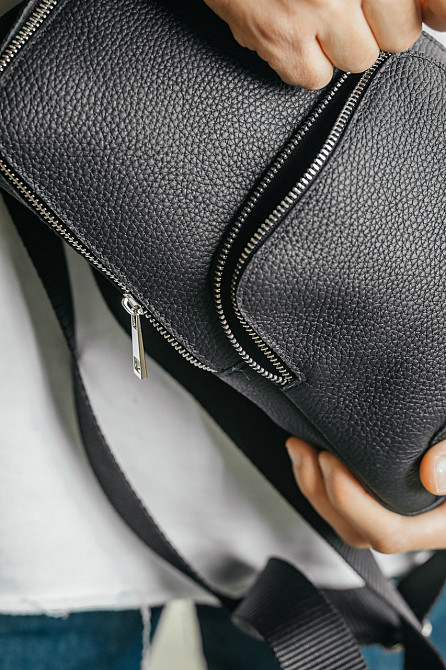 Чоловіча слінг, сумка на грудях з натуральної шкіри, вмістлена чорна сумка через плечеMasterSem Київ - фото 8