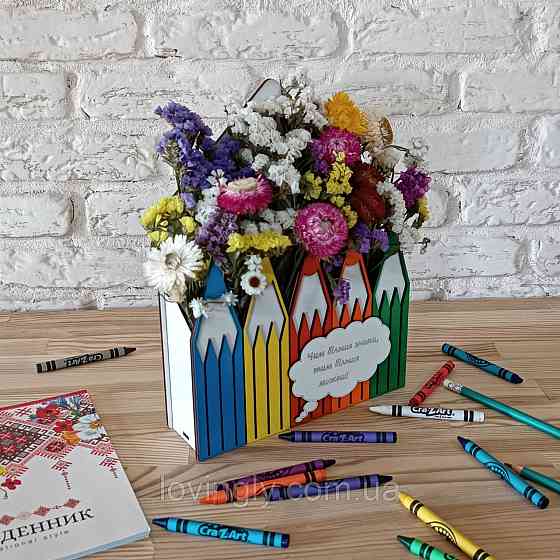 Букет цветов для учительницы в яркой корзинке. Ирпень