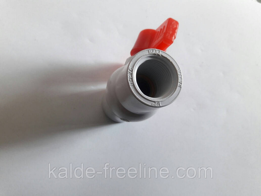 Кран пластиковый с резьбой 2