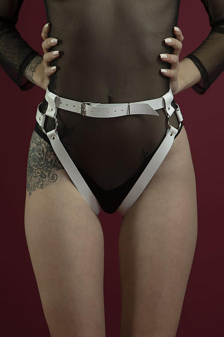 Гартери Feral Feelings - Belt Briefs, трусики, натуральна шкіра, колір білий Sex Aura Київ - фото 1
