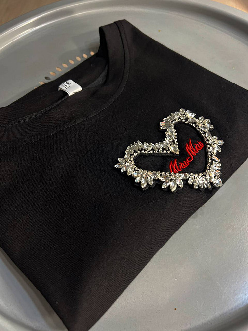 Футболка женская Anni 046 оверсайз базовая однотонная с вышивкой сердце в камнях one size, черный, one size Киев - изображение 16