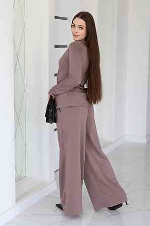 Женский базовый костюм с широкими штанами 