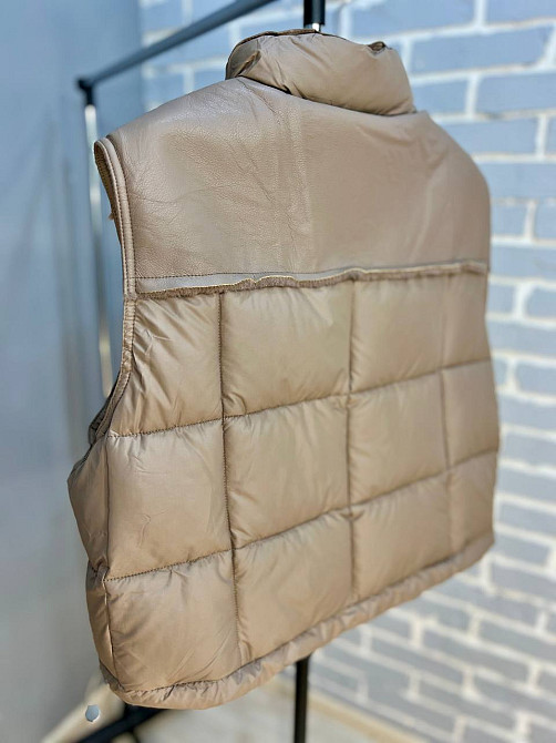Жилетка женская Lady Yep 9039 стеганная короткая вставка из экокожи на спине капучино, капучино, 46 Киев - изображение 14