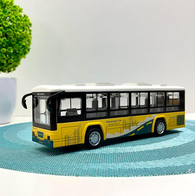 Автобус металевий з інерцією підсвічуванням та звуком відчиняються двері Жовтий (CLM-0771AC) Чернігів - фото 1