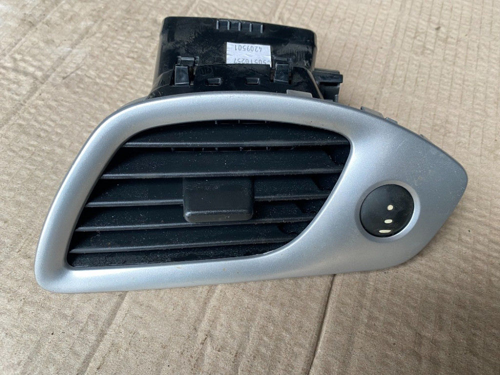 Дефлектор повітряний правий Renault Scenic III 2009-2016 (687602829R) Ковель - фото 1