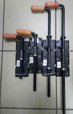 Засув пружинний чорний 300 мм з дерев'яною ручкою Киев