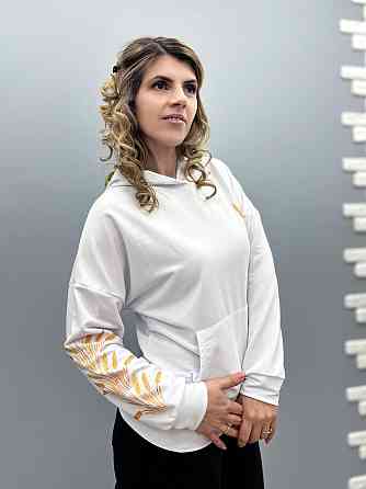 Демисезонный женский худи с принтом 